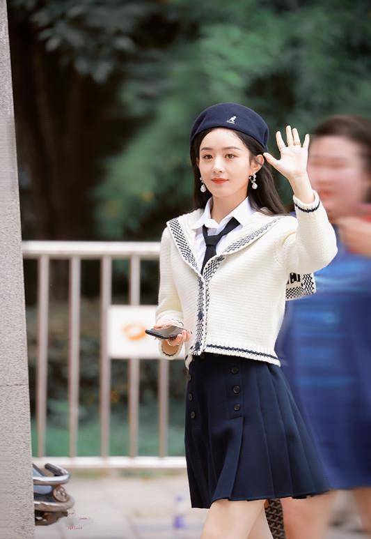 赵丽颖|赵丽颖似回18岁，穿白色针织衫搭百褶裙，越看越可爱呢！