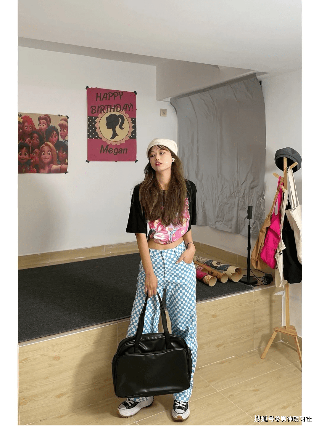 黑色|请放下“渣女吊带”，你已经到了该穿又嗲又撩的吊带T恤的年纪