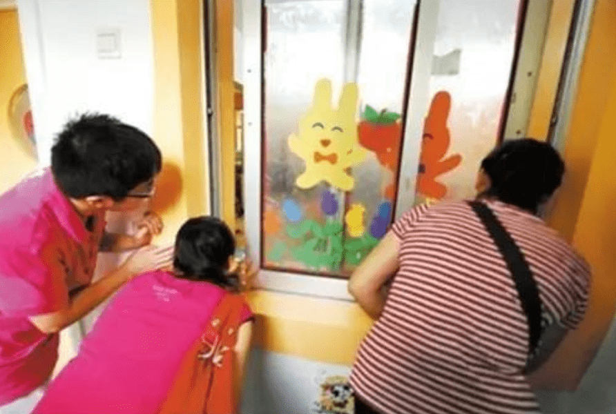 因为|送孩子上幼儿园的最佳人选，既不是妈妈也不是爸爸？你做对了吗？