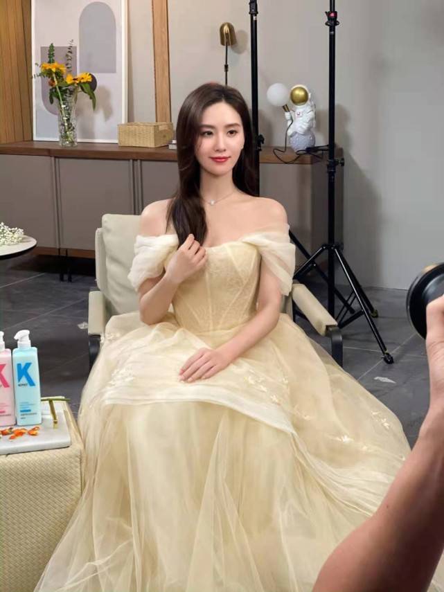 出圈|刘诗诗罕见晒自拍！穿白T嘟嘴卖萌难得不端着，同款手机链火出圈