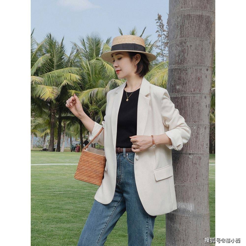 西装|时尚需要做减法，用这1条简约“牛仔裤”来搭配，轻松透出高级感