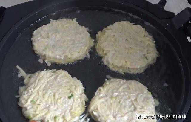 葱花|土豆饼最简单的做法，10分钟做好，金黄酥脆，解决了全家人的早餐