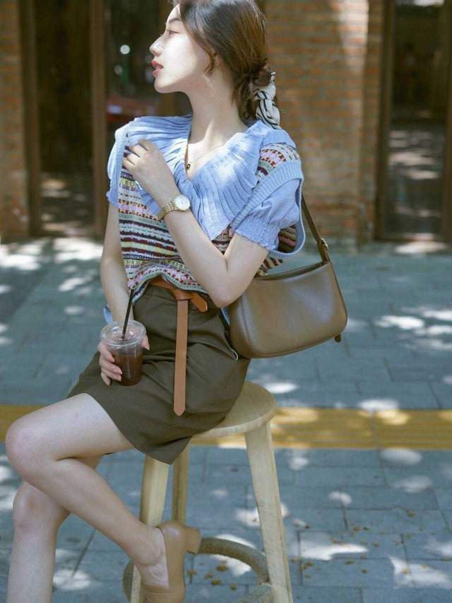 马甲|立秋之后，小个子该怎么穿？试试“衬衫+半身裙”，显高又好看