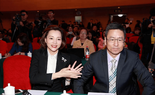 董卿更|央视两大顶流久违同台!53岁白岩松穿T恤不再高冷,董卿更接地气