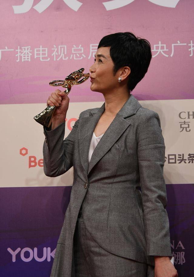 身材|蒋雯丽身材保持得真不错，50多岁身姿还这么窈窕，西装也藏不住