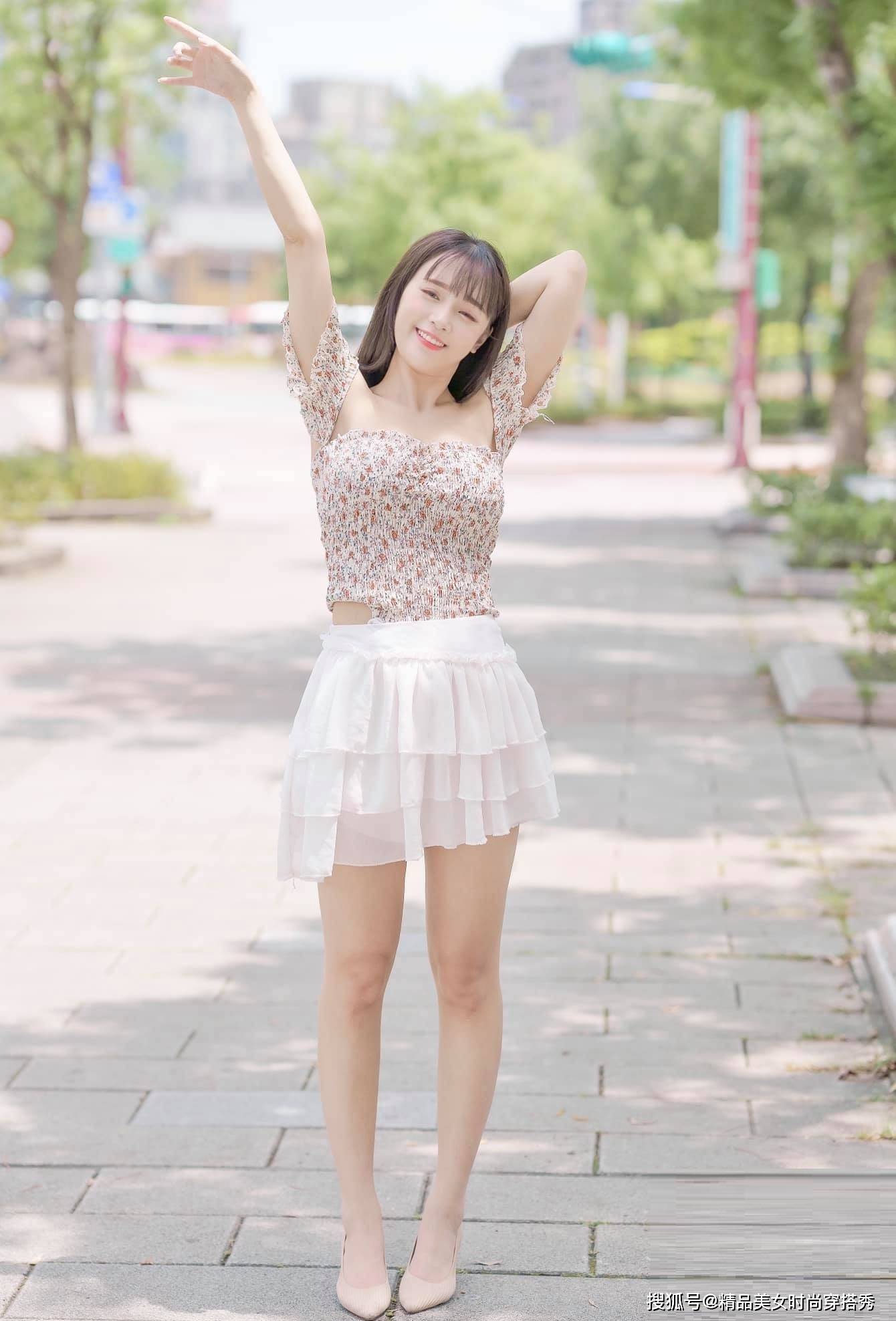 小白|性感优雅的抹胸碎花小衫配白色蛋糕小白裙，撑起街头亮丽风景线