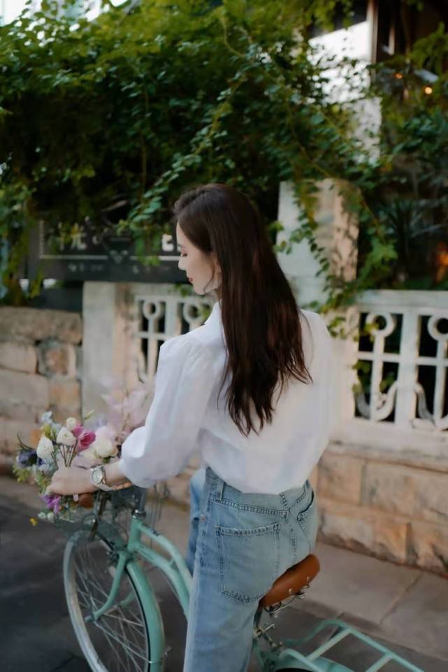 出圈|刘诗诗罕见晒自拍！穿白T嘟嘴卖萌难得不端着，同款手机链火出圈