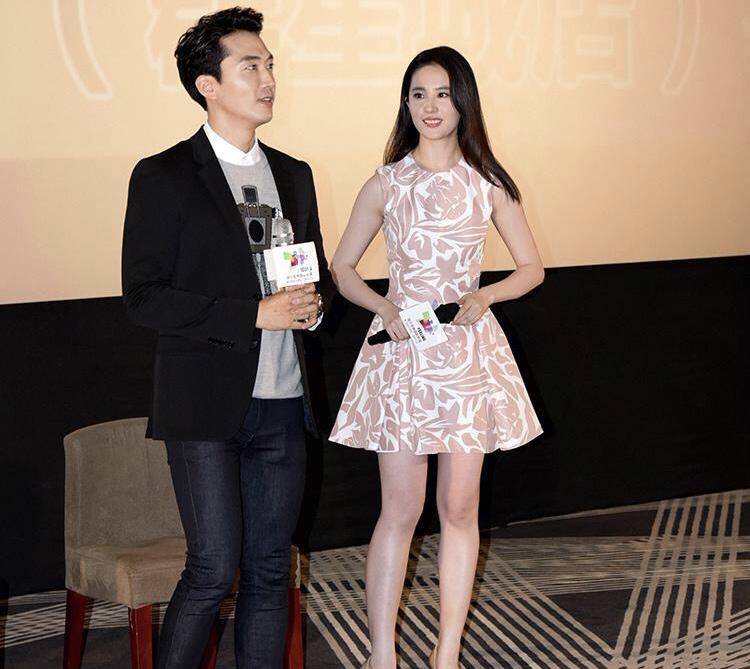 曲线|刘亦菲胖得刚刚好，穿印花裙曲线明显很抢镜，难怪欧巴也被迷上