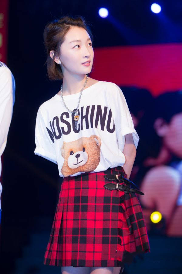 周冬雨|周冬雨为了赶时髦太拼了,衬衫裙里穿皮裤,却意外的好看