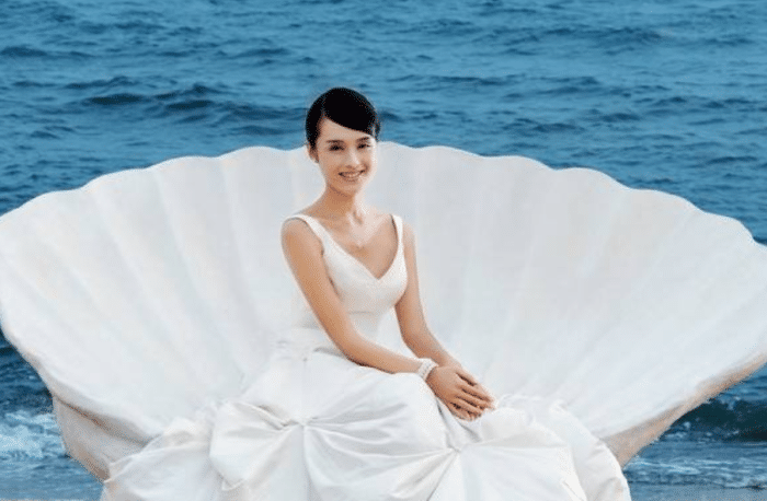 她17岁登上春晚,21岁却选择裸婚嫁给小演员,如今丈夫终成影帝!_饶敏莉