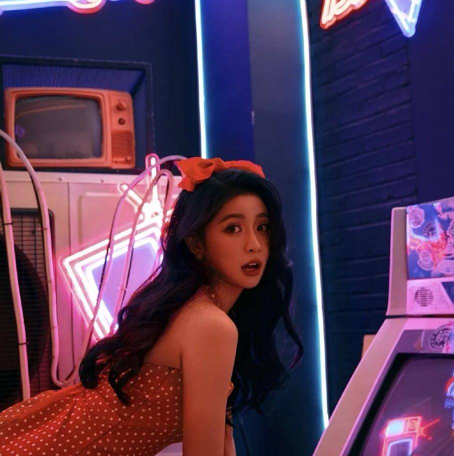 蔡卓|别被蔡卓宜的清纯长相欺骗了，穿黑色旗袍的她，冷艳又有女人味