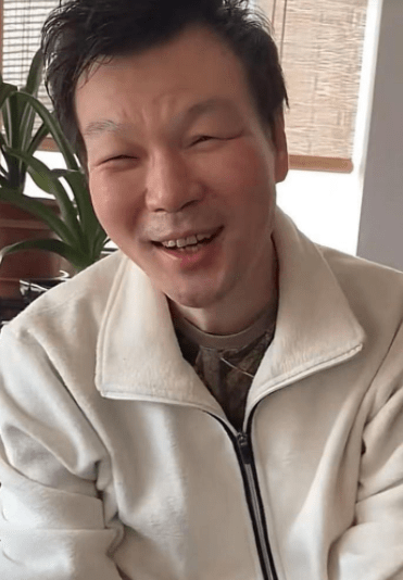 原创李彬生病后难得现身现场全是美食佳肴多次敬酒无人理