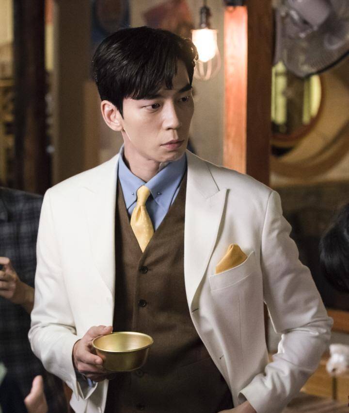 因为|能拍出这么狗血的皇家宫斗剧，不愧是《顶楼》的导演，看起来很爽