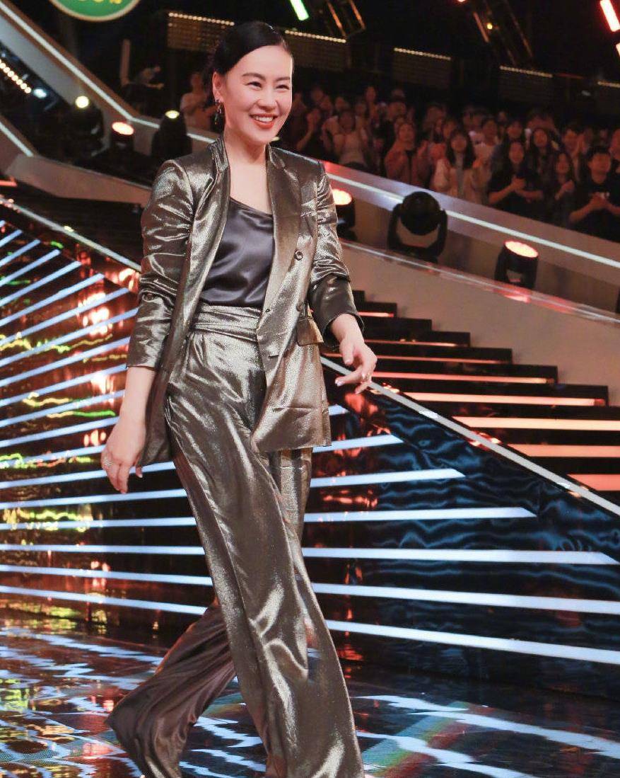 显得|又被邬君梅的气质感惊艳了，缎面西装配低丸子头，简约又大气