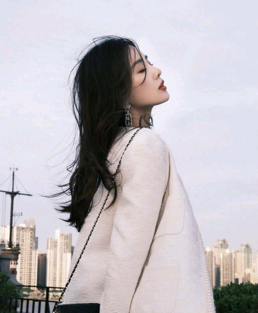 活动|刘诗诗生图太惊艳！白衬衫+马甲套装优雅飒酷，当妈后更加会穿了