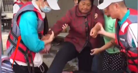 举动|王一博钱枫用同款水杯喝水，钱枫喝水像奥尼尔，王一博秒变小朋友