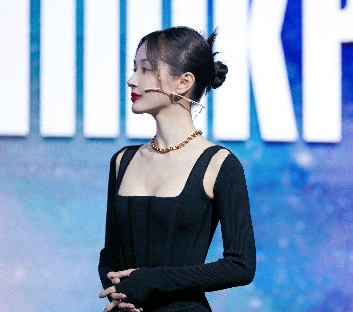 黑色|王子文把针织裙诠释得很完美，身穿一袭黑色针织裙，尽显好身材