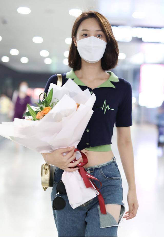 连体|蓝盈莹太飒了，连体工装干练帅气，黑色腰带系出小蛮腰