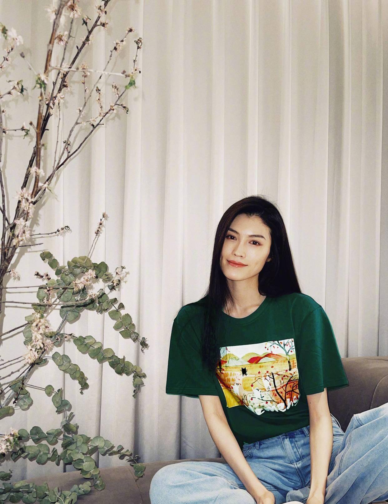 成微|30多岁的何穗又开始“装嫩”了，身穿吊带连衣裙，少女感十足