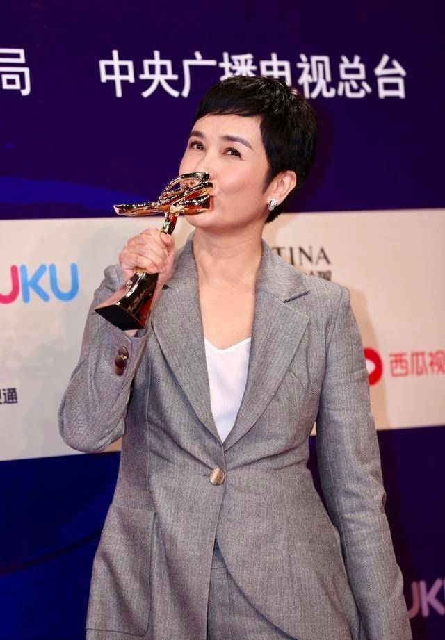 身材|蒋雯丽身材保持得真不错，50多岁身姿还这么窈窕，西装也藏不住