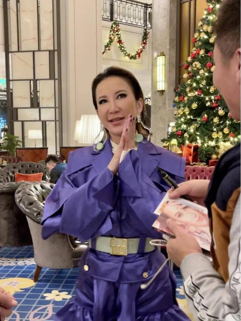Tian|45岁李玟真敢穿,紫色外套浮夸前卫,一般人驾驭不了