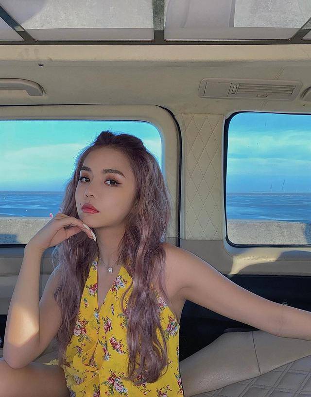 腰带|安崎的时尚品味太高，穿一袭黄色碎花连衣裙清新脱俗，活泼可爱