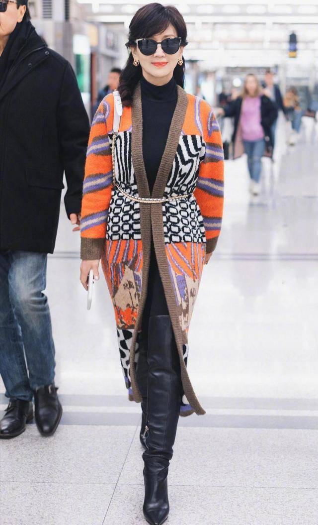 黑色|66岁赵雅芝太时尚，穿橙色大衣还扎马尾辫，厉害了我的老太太