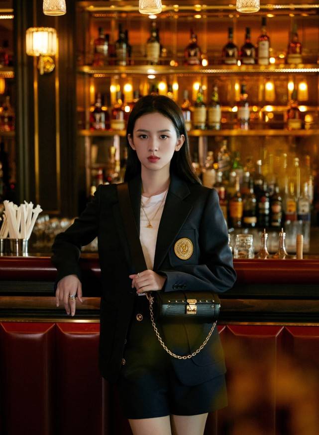 原创西装配短裤的混搭风,周也穿出帅气御姐范儿,露出长腿很吸睛