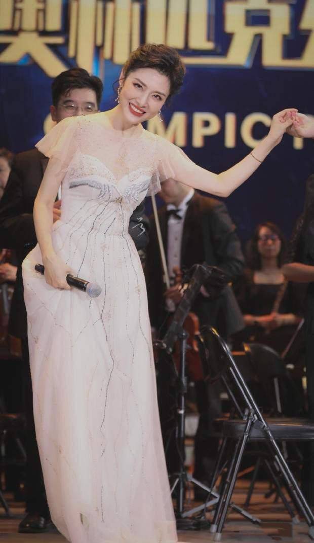 经典|52岁周涛真敢穿,大胆挑战00后穿的纱裙真减龄,不像奶奶辈的人