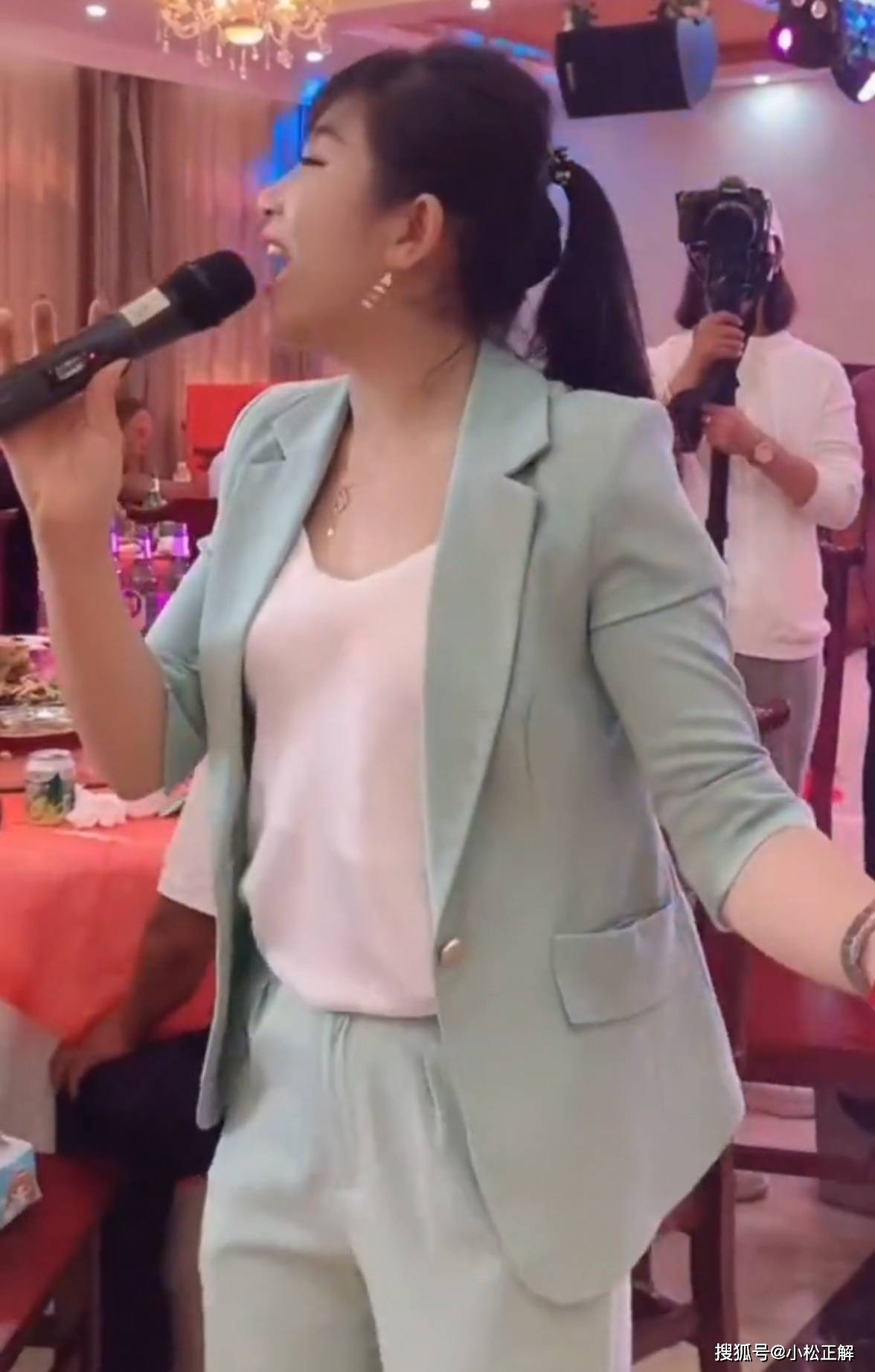 这个丈母娘吸引人的除了歌声以外,就是她高雅的姿态了,能够在女儿