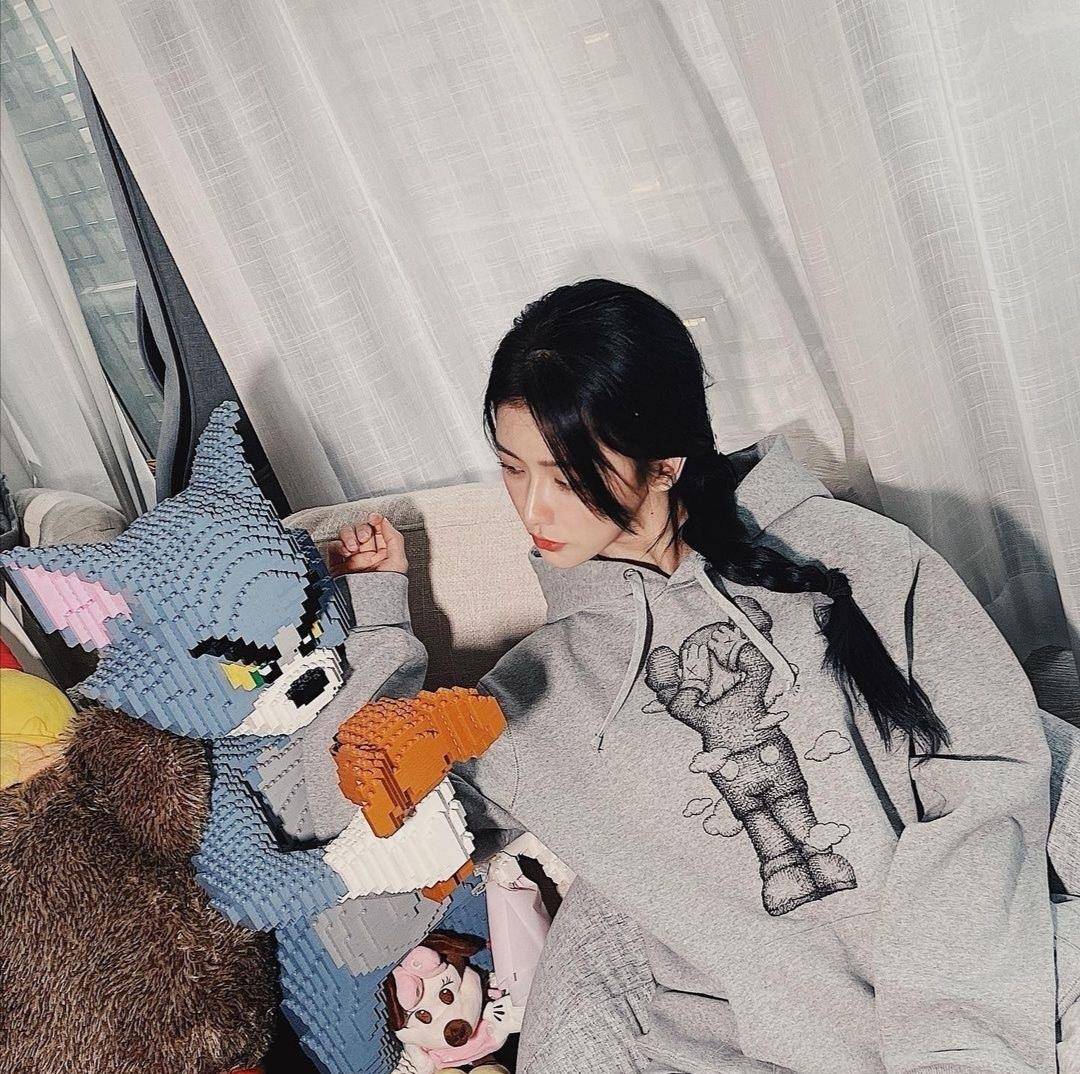 蔡卓|别被蔡卓宜的清纯长相欺骗了，穿黑色旗袍的她，冷艳又有女人味