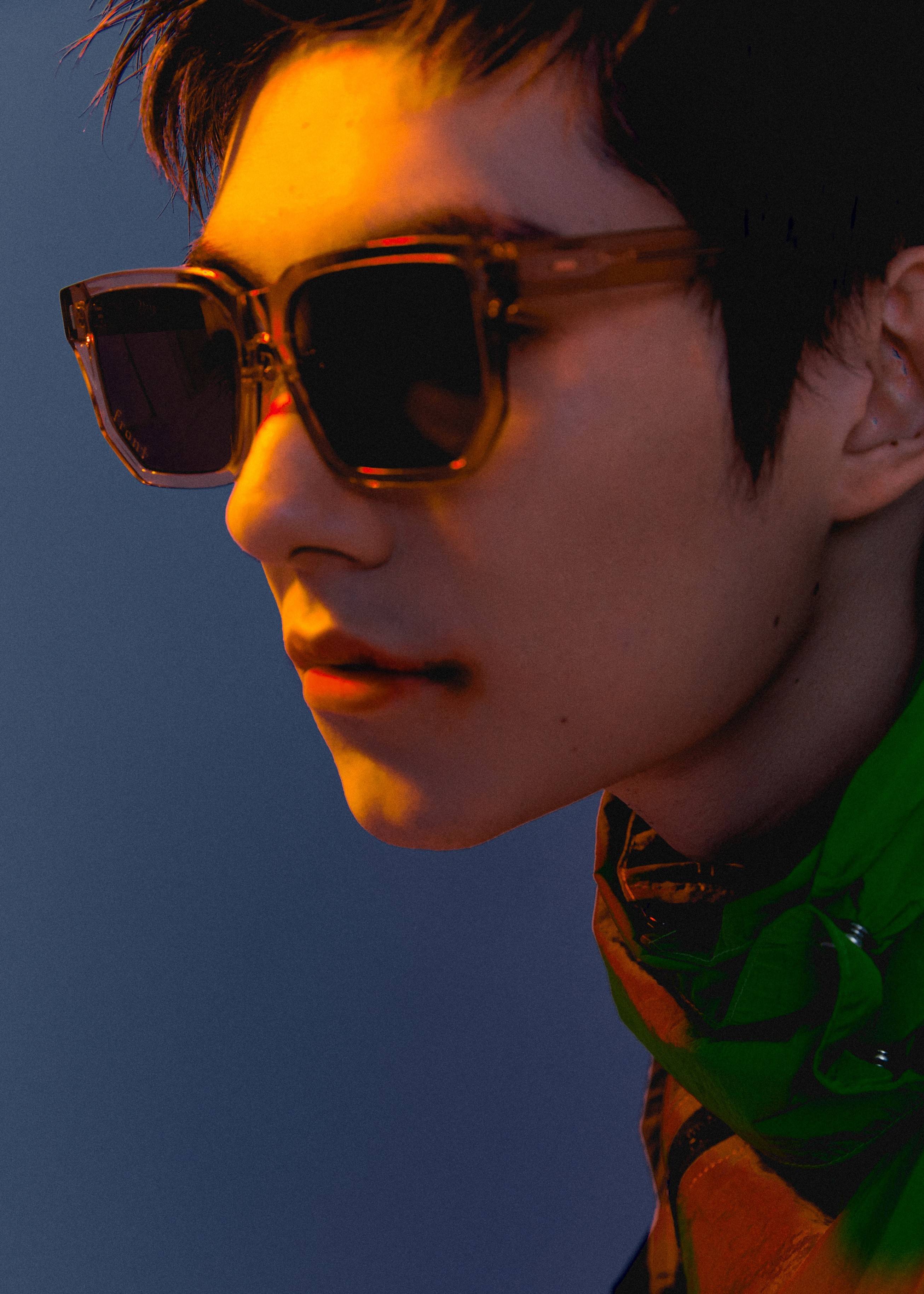 黑色|马浩东杂志风写真释出 街头穿搭伤妆加持