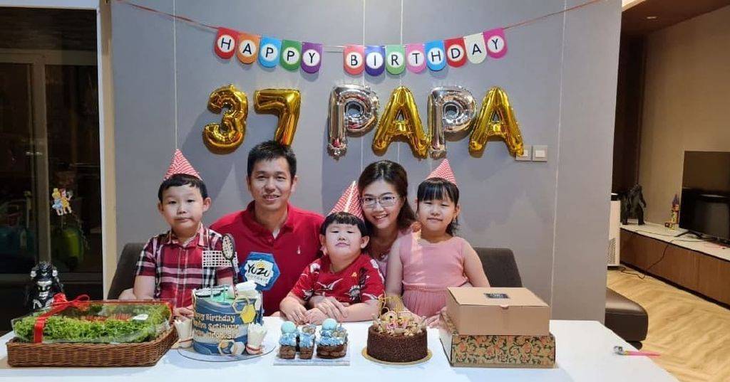 原创温馨羽球大满贯晒一家五口全家福基因强大三个孩子长得都像他