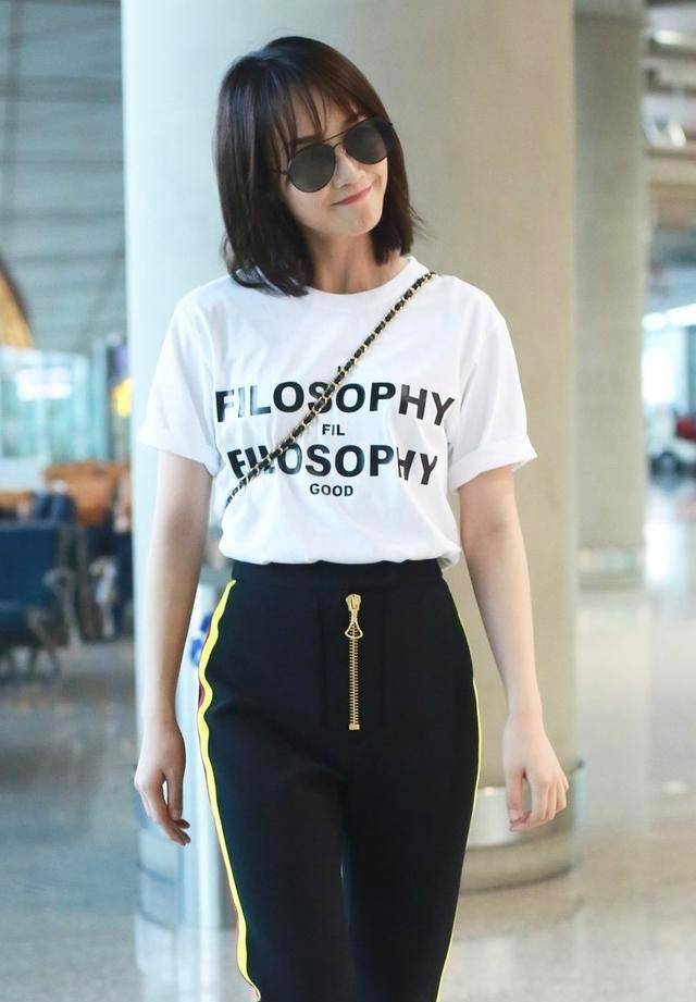 缝个|蓝盈莹这是穿了个啥,黑裤子上缝个“金拉链”,造型显眼难忽视