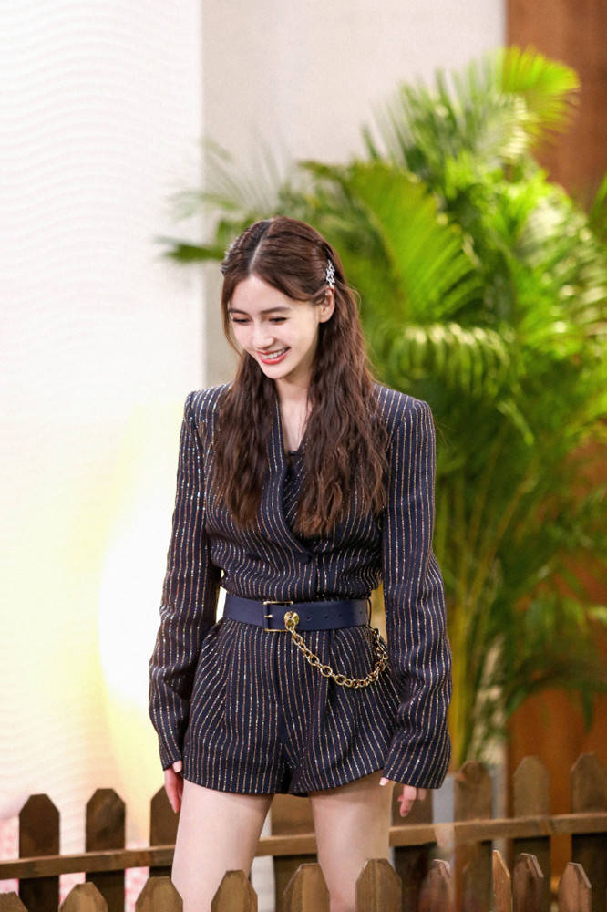 连体|angelababy参加活动太低调，穿连体短裤也时髦，纤腰细腿真抢镜