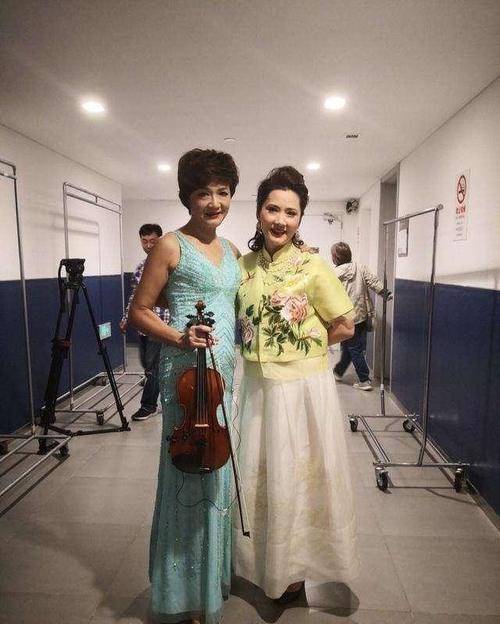 运动衫|老了气质最重要，58岁何赛飞穿运动衫打高尔夫，整个人散发光彩！