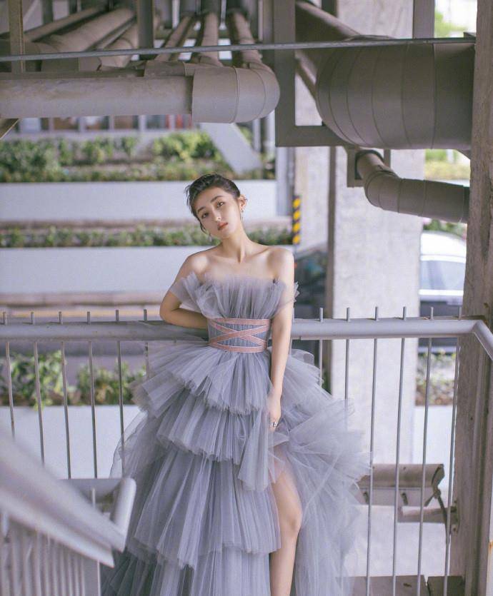 刘浩存|刘浩存刚过80斤太瘦了，穿蛋糕裙撑不起需用吊带固定，红毯惊艳了