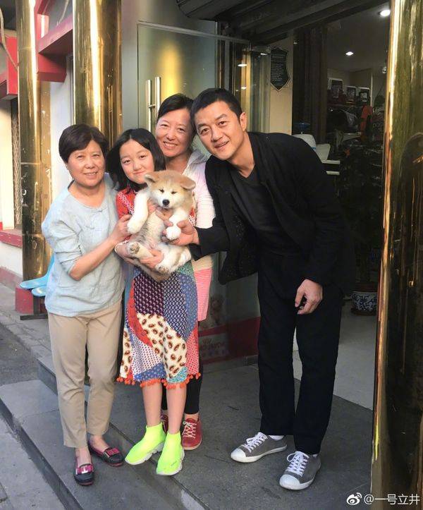 他的态度很不一样 他和窦靖童就像一对父女