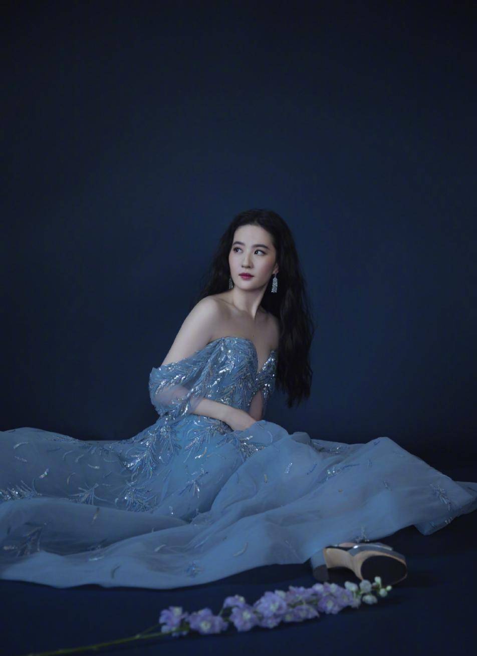 身材|看刘亦菲迪丽热巴谭松韵，穿搭纱裙装，谁才是真正的女神？