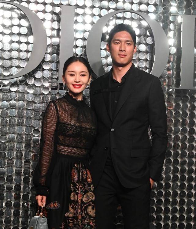 吊带|1米59的王子文真自信，挑战老气“奶奶裙”，意外显高还洋气