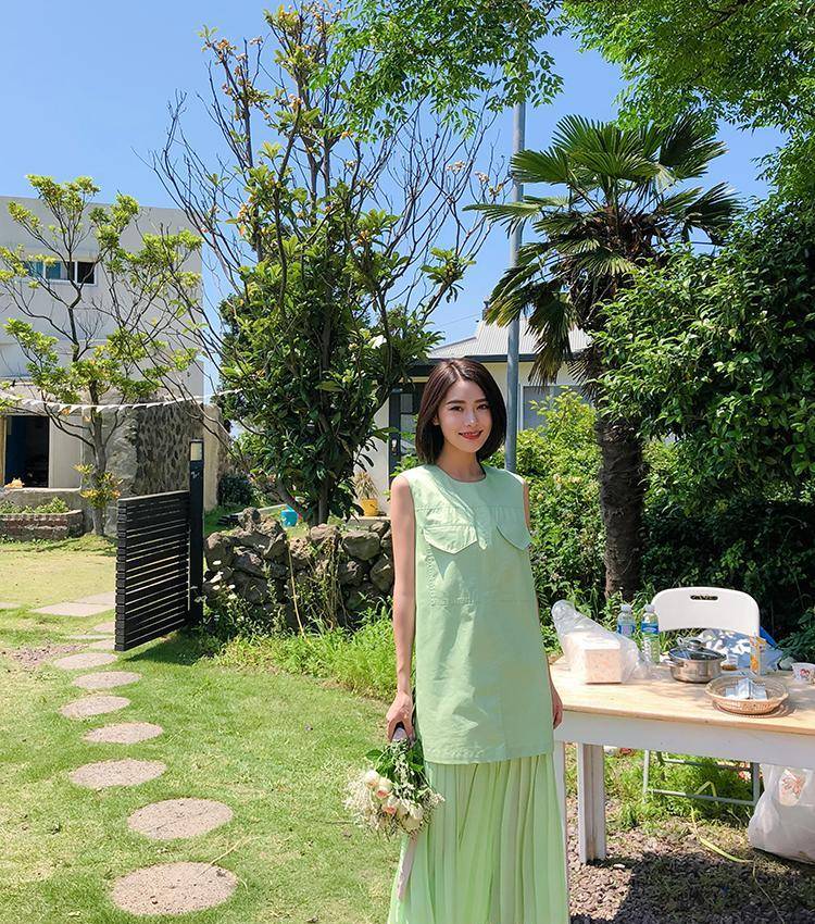 荧光|41岁秦岚越来越大胆,“荧光绿”都敢穿上身,效果却好得让人意外