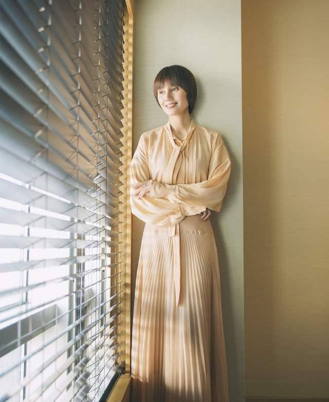 时间|袁泉原来也这么敢穿,不仅服装搭配很大胆,腿上红丝袜更惹眼