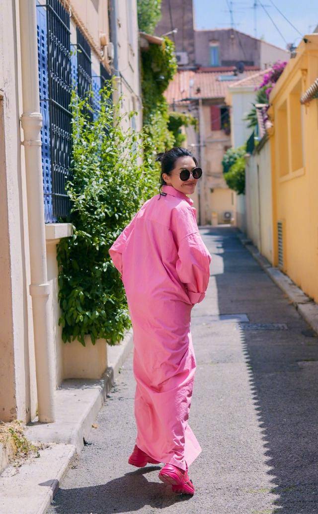 设计|51岁许晴不服老，穿玫红裙扎小马尾超减龄，还像年轻人一样敢穿