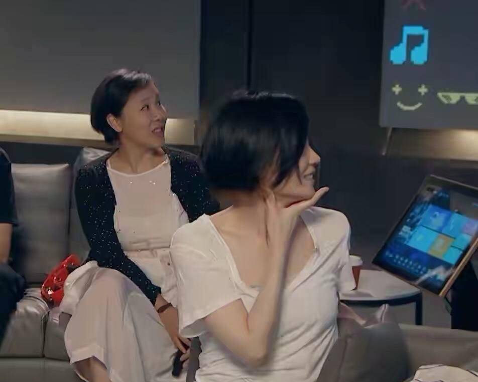 身材|王菲气质好太任性，这么破烂的T恤还敢穿出门，普通阿姨驾驭不了