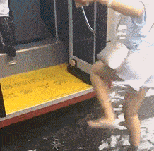 凤尾|搞笑GIF：好美的凤尾裙，简直嫦娥下凡啊，赶紧来场雨欢迎一下吧！
