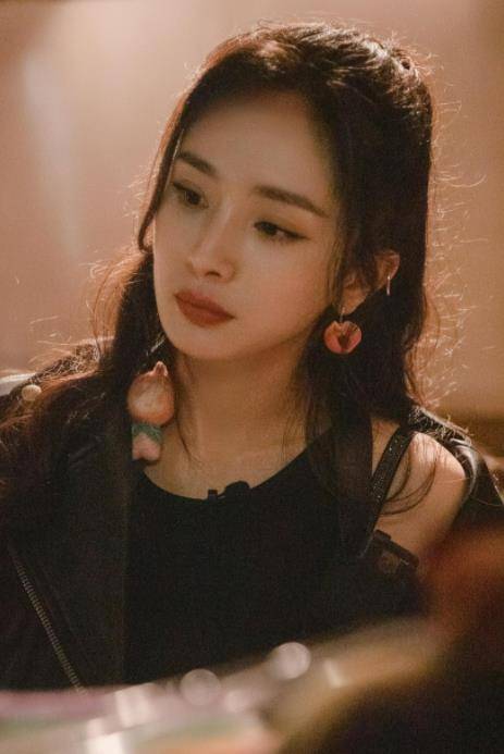 身材|杨幂身材好颜值高，穿搭适合20岁左右女生，气质好很大方