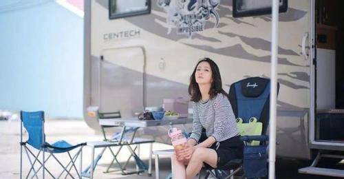 领口处|佟丽娅海边漫步笑起来宛若少女,离婚后状态更好,清爽又甜美