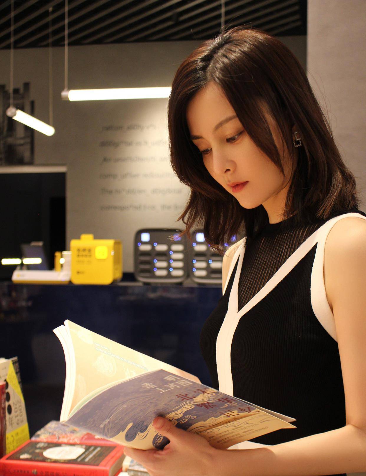 蓝色|刘孜美得惊艳，43岁穿无袖修身针织裙优雅迷人，状态不输小姑娘