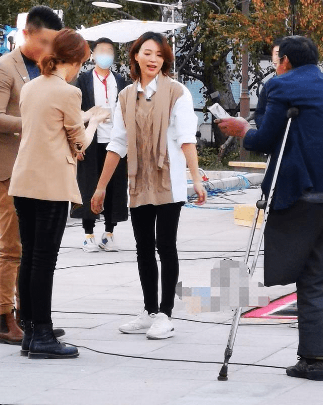 形象|董卿白岩松久违合体，董卿剪短发更女人，53岁白岩松头发已花白