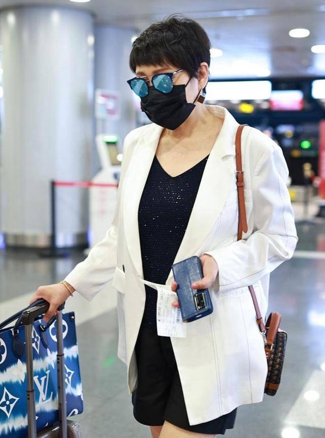 亮片|59岁张凯丽越老越时髦，穿亮片上衣走机场，配大牌包有贵妇气质